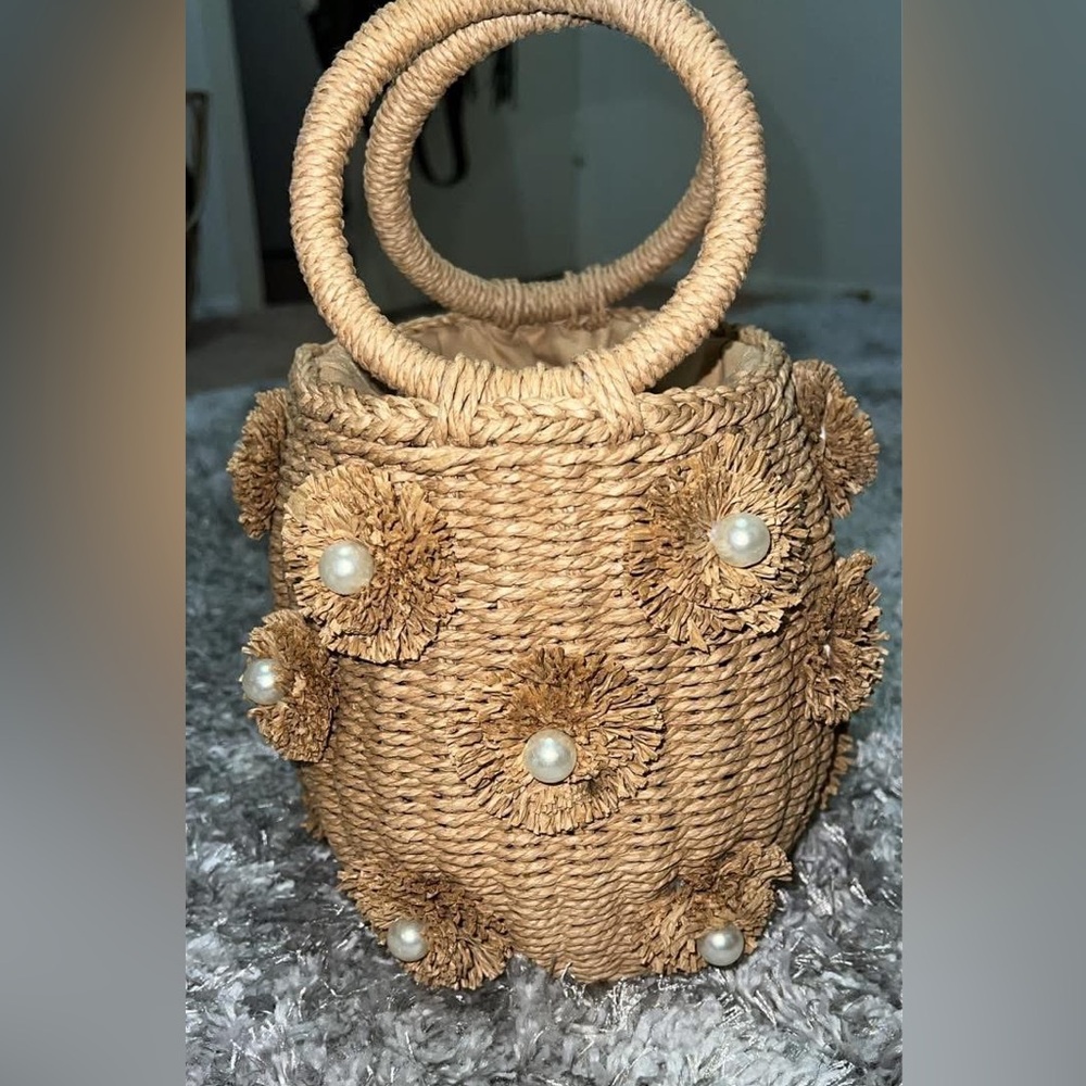 Rattan/ Bamboo Small vacation purse! 🔥 Pearl detailed all over.